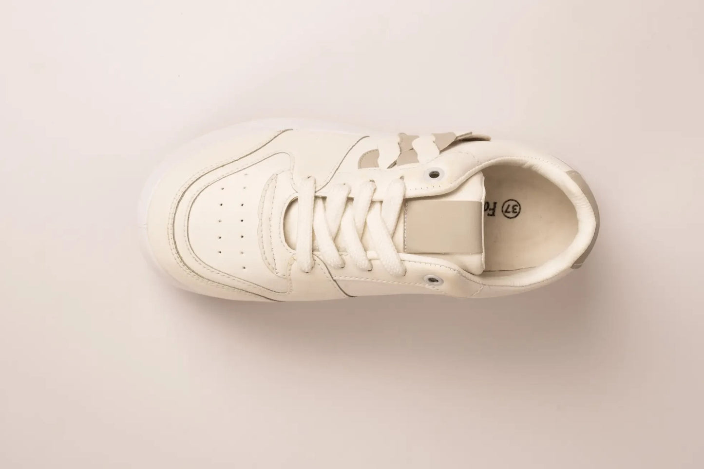 IS15 Flat Sneaker