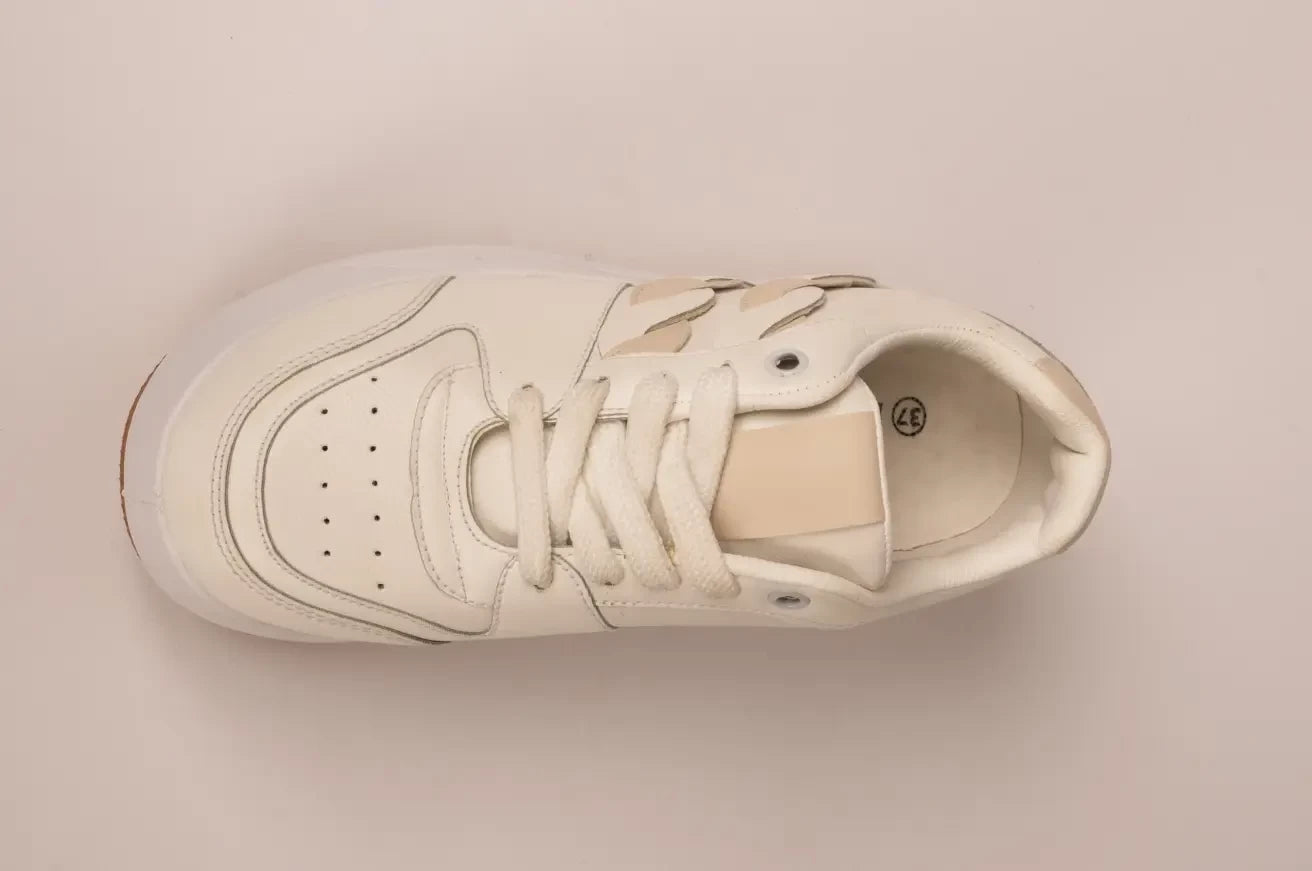 IS15 Flat Sneaker