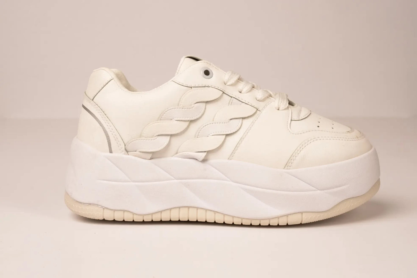 IS15 Flat Sneaker